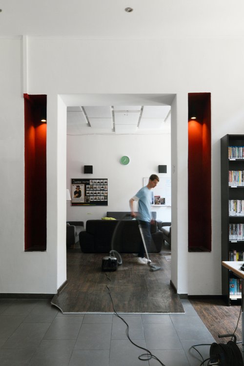 Passage to another room. A small ramp connects the levels of the two rooms.